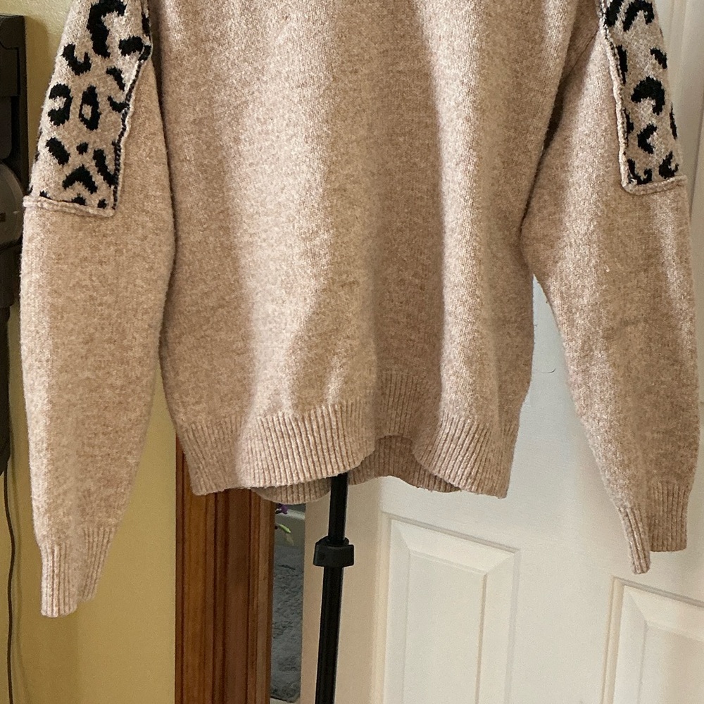 Source Unknown Beige Sweater with Animal Print Accents - Picture 3 of 5